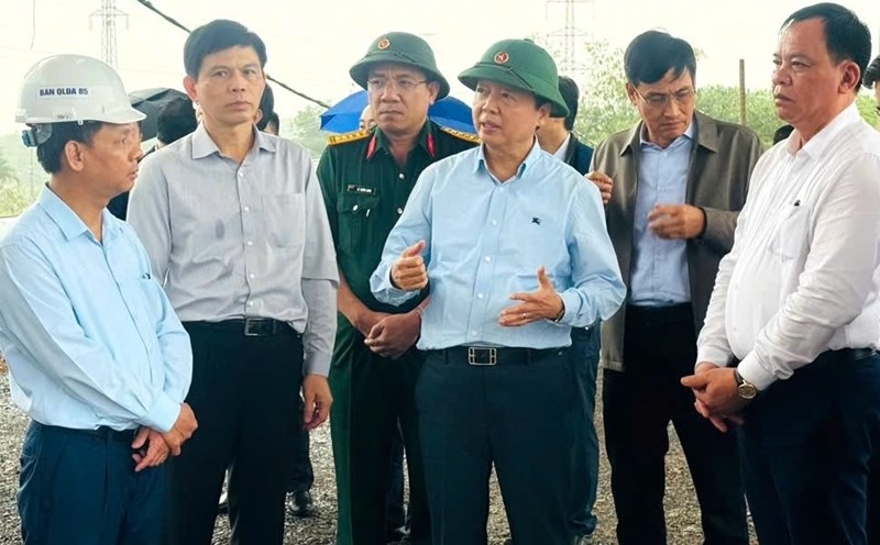 Deputy Prime Minister Tran Hong Ha inspects the Bien Hoa - Vung Tau Expressway project (Dong Nai). Photo: HAC