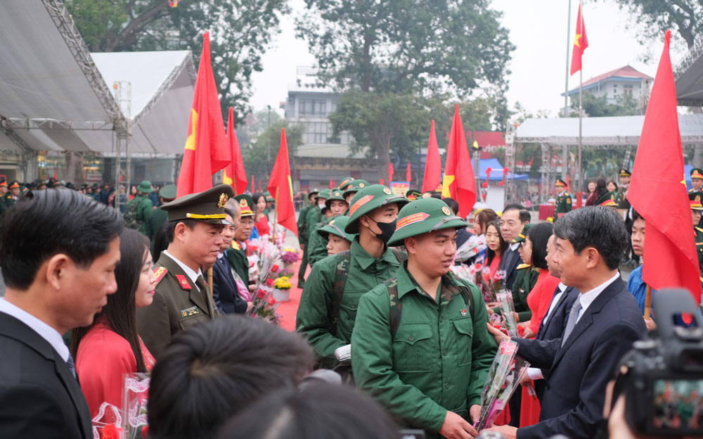 Cac tan binh tu gia gia dinh, nguoi than, ban be... vui ve len duong thuc hien nghia vu voi To quoc. Anh: An Vi 