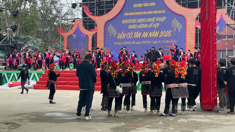 This year's Co Tan An Temple Festival will award the recognition for "The Red Dao ethnic bell dance with the largest number of participants in Vietnam". Photo: Dinh Dai