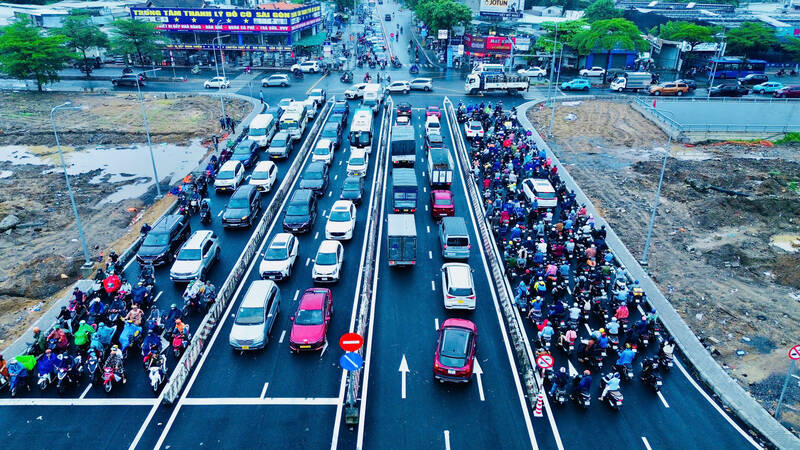 Unseasonal rains occur in the South. Photo: Anh Tu