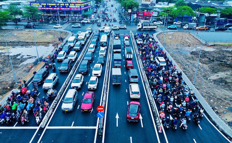 Unseasonal rains occur in the South. Photo: Anh Tu