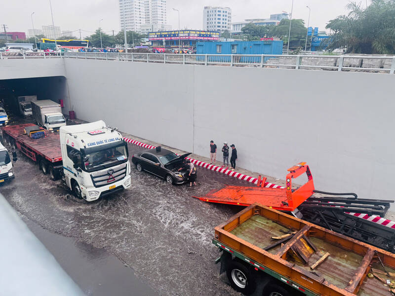 A car stalled due to flooding while traveling through the Nguyen Van Linh - Nguyen Huu Tho underpass (District 7). Photo: Anh Tu