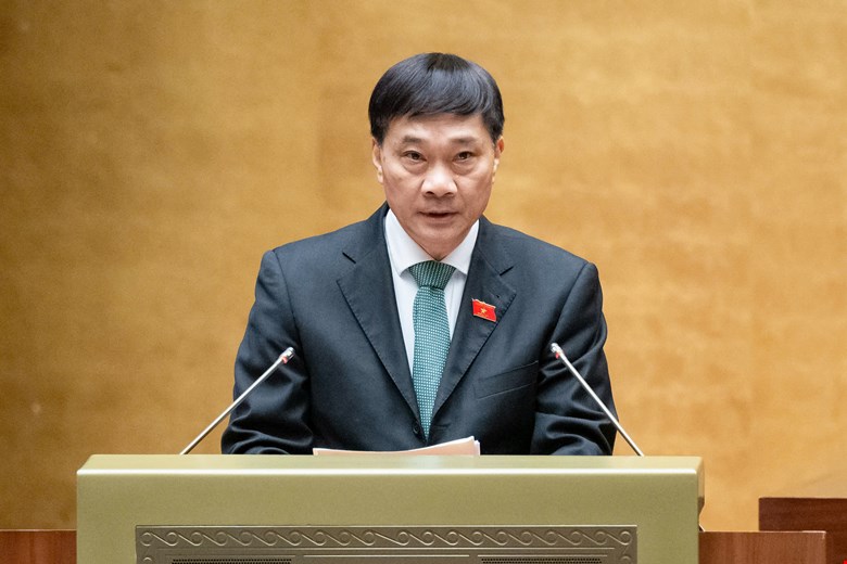 Chairman of the National Assembly's Economic Committee Vu Hong Thanh presented a report examining the investment policy for the Lao Cai - Hanoi - Hai Phong railway construction project. Photo: Quochoi.vn