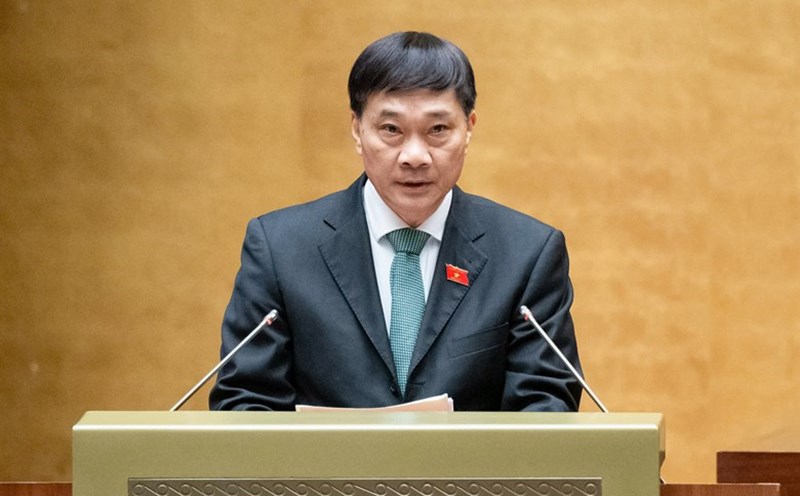Chairman of the National Assembly's Economic Committee Vu Hong Thanh presented a report examining the investment policy for the Lao Cai - Hanoi - Hai Phong railway construction project. Photo: Quochoi.vn