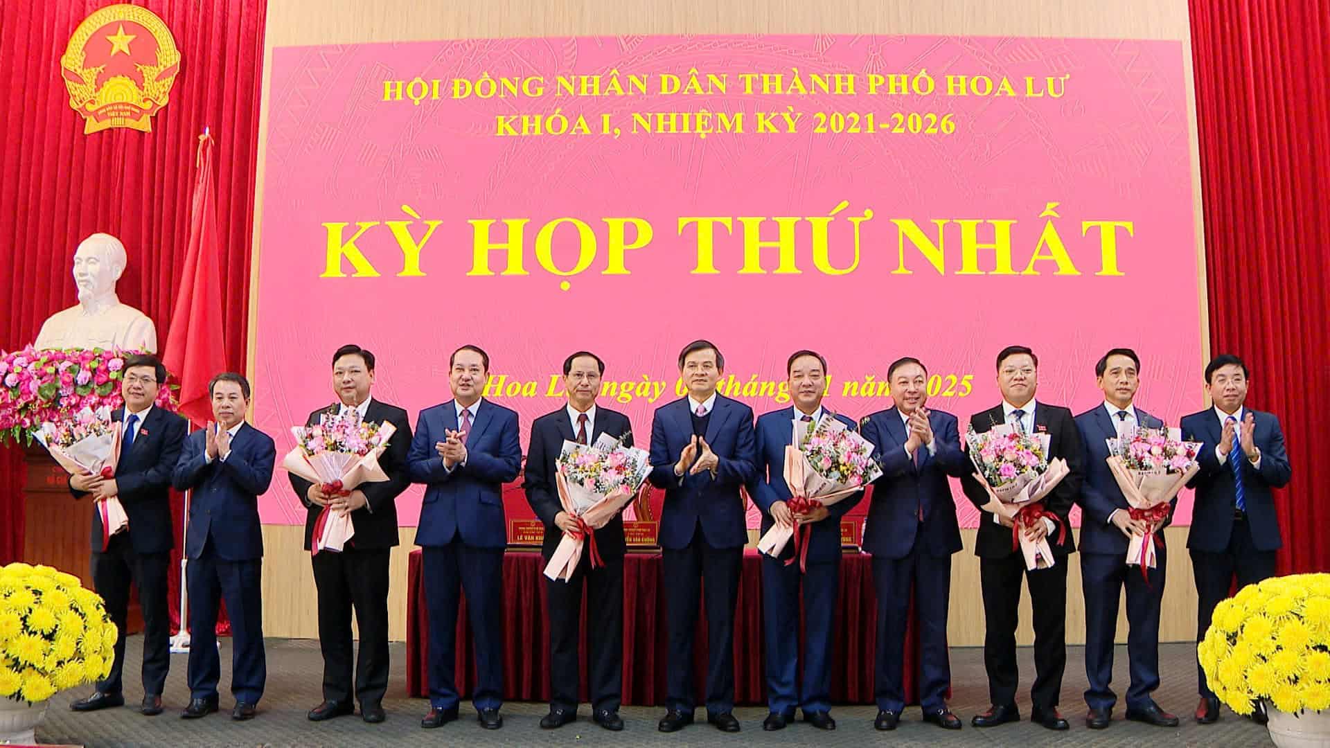 The Hoa Lu City People's Committee currently has 6 leaders, including 1 chairman and 5 vice chairmen. Photo: Nguyen Truong