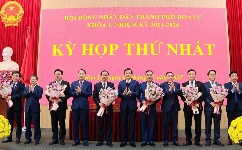 The Hoa Lu City People's Committee currently has 6 leaders, including 1 chairman and 5 vice chairmen. Photo: Nguyen Truong