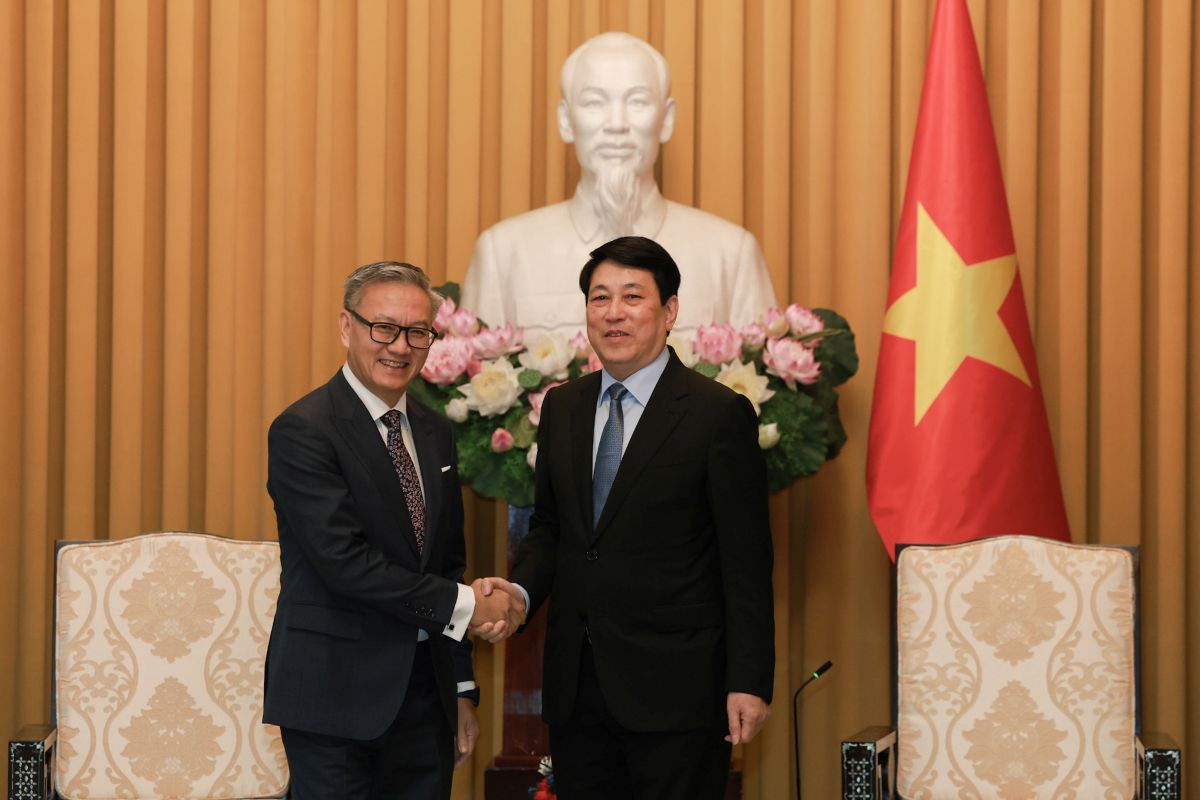 President Luong Cuong receives Lao Foreign Minister Thongsavanh Phomvihane. Photo: Hai Nguyen