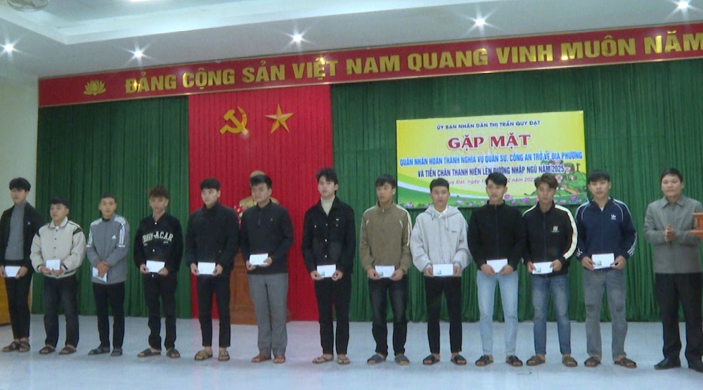Young people in Minh Hoa district, Quang Binh province are ready to join the army. Photo: H. Hong