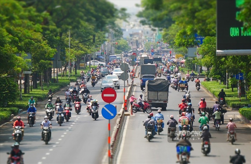 The latest fine for driving in the wrong lane for motorbikes. Photo: PV Group