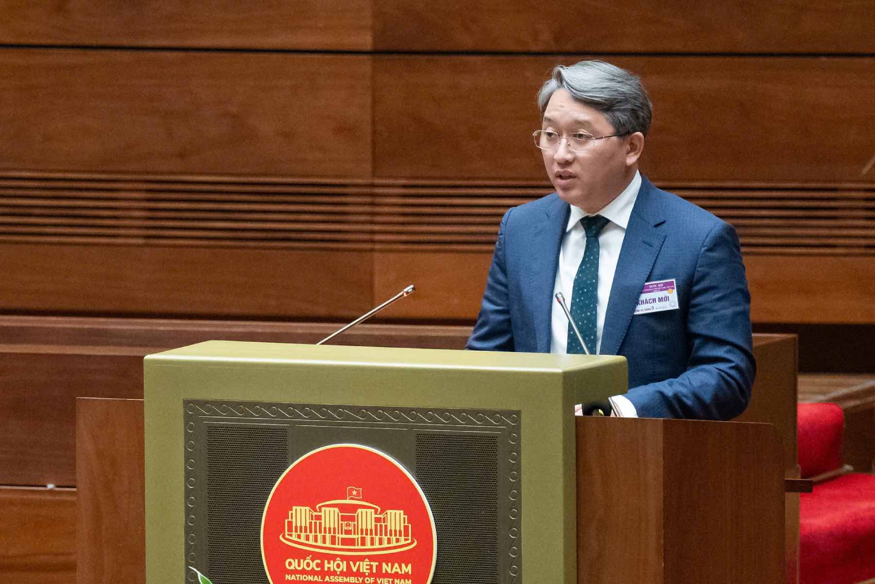 Minister of Justice Nguyen Hai Ninh presented the Draft Resolution of the National Assembly regulating the handling of a number of issues related to the organizational arrangement of the apparatus. Photo: Chinhphu.vn