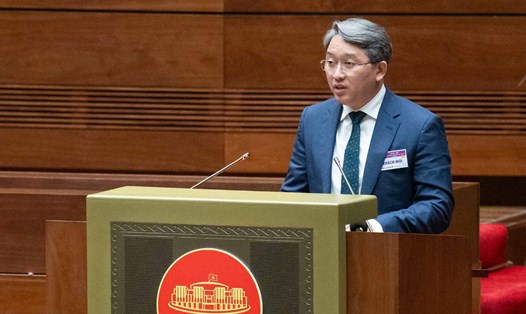 Bộ trưởng Bộ Tư pháp Nguyễn Hải Ninh trình bày Tờ trình dự thảo Nghị quyết của Quốc hội quy định về xử lý một số vấn đề liên quan đến sắp xếp tổ chức bộ máy. Ảnh: Chinhphu.vn