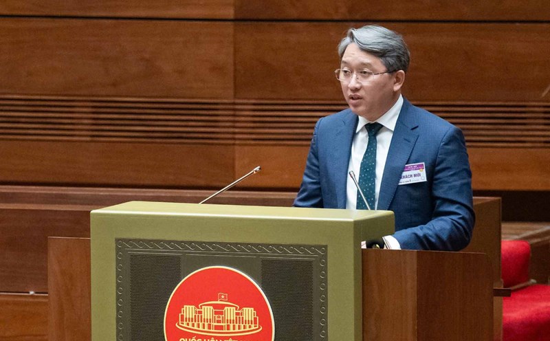 Minister of Justice Nguyen Hai Ninh presented the Draft Resolution of the National Assembly regulating the handling of a number of issues related to the organizational arrangement of the apparatus. Photo: Chinhphu.vn