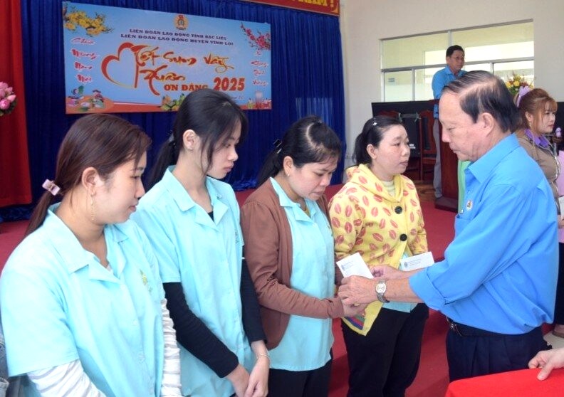 Chairman of Bac Lieu Provincial Labor Federation Nguyen Van Khanh presents gifts to workers. Photo: Nhat Ho