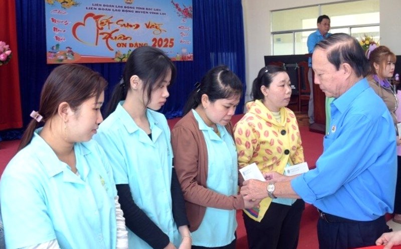 Chairman of Bac Lieu Provincial Labor Federation Nguyen Van Khanh presents gifts to workers. Photo: Nhat Ho