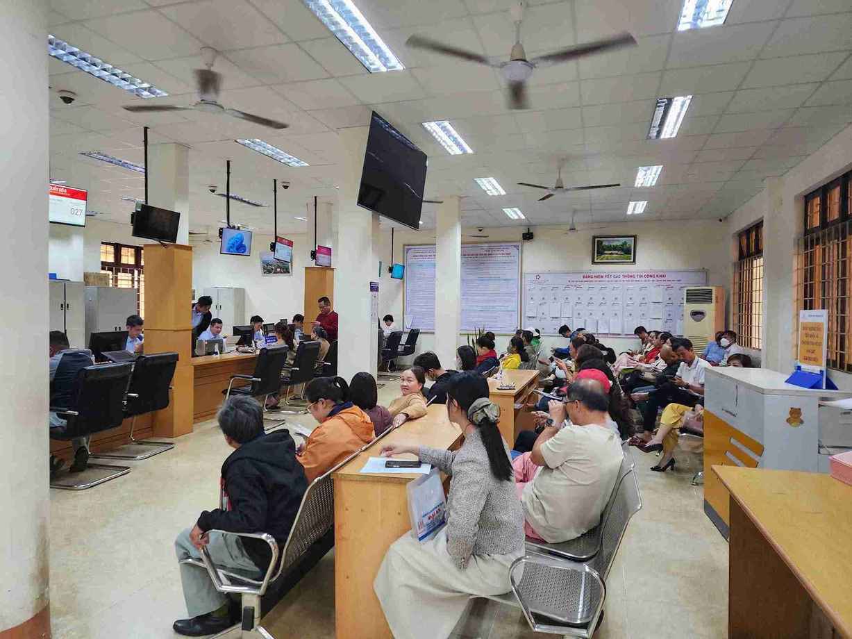 A corner of the one-stop shop in Buon Ma Thuot city (Dak Lak province), where people come to register their business households in the education sector. Photo: Bao Trung