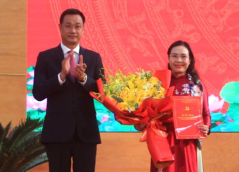 Bí thư Tỉnh ủy Quảng Bình Lê Ngọc Quang trao quyết định cho bà Phạm Thị Hân. Ảnh: T. Thảo