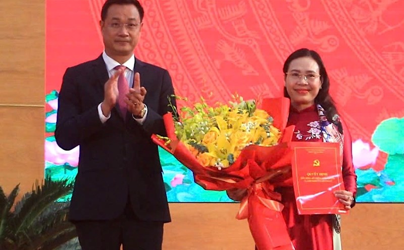 Quang Binh Provincial Party Secretary Le Ngoc Quang presents the decision to Ms. Pham Thi Han. Photo: T. Thao