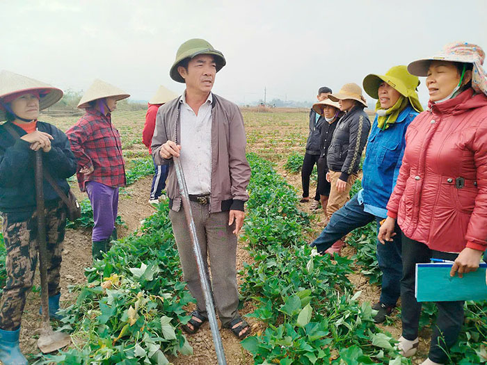 The initiatives of worker Nguyen Van Dai (middle) have helped save the Company hundreds of millions of VND each year. Photo: Tran Nga.