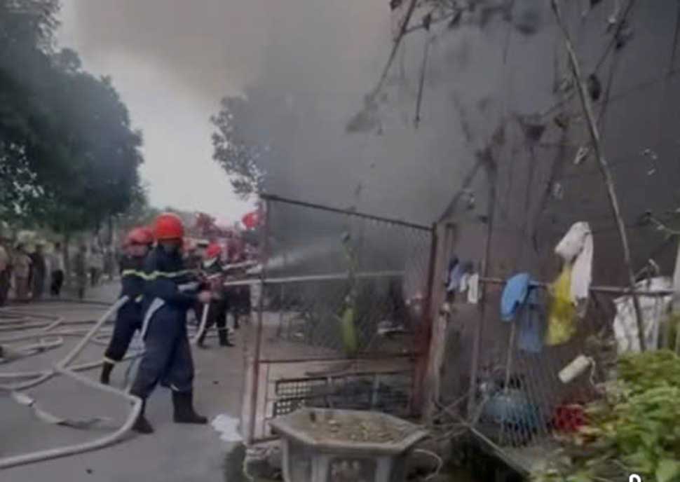 Police put out a fire at a facility storing animal feed and poultry eggs in Tan Lam Huong commune. Photo: Tran Tuan.