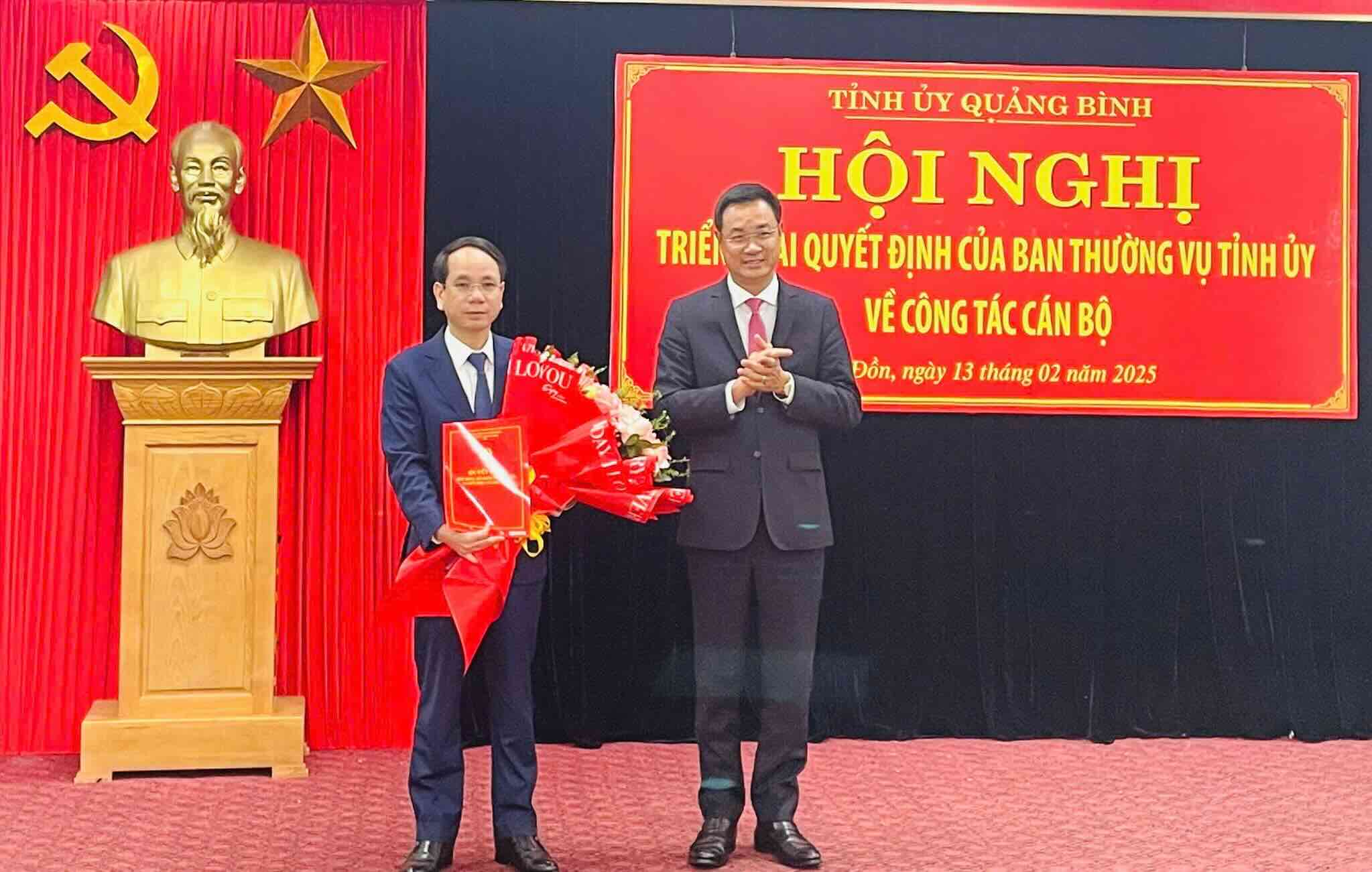 Quang Binh Provincial Party Secretary Le Ngoc Quang presents the decision to Mr. Phan Manh Hung. Photo: D. Dao