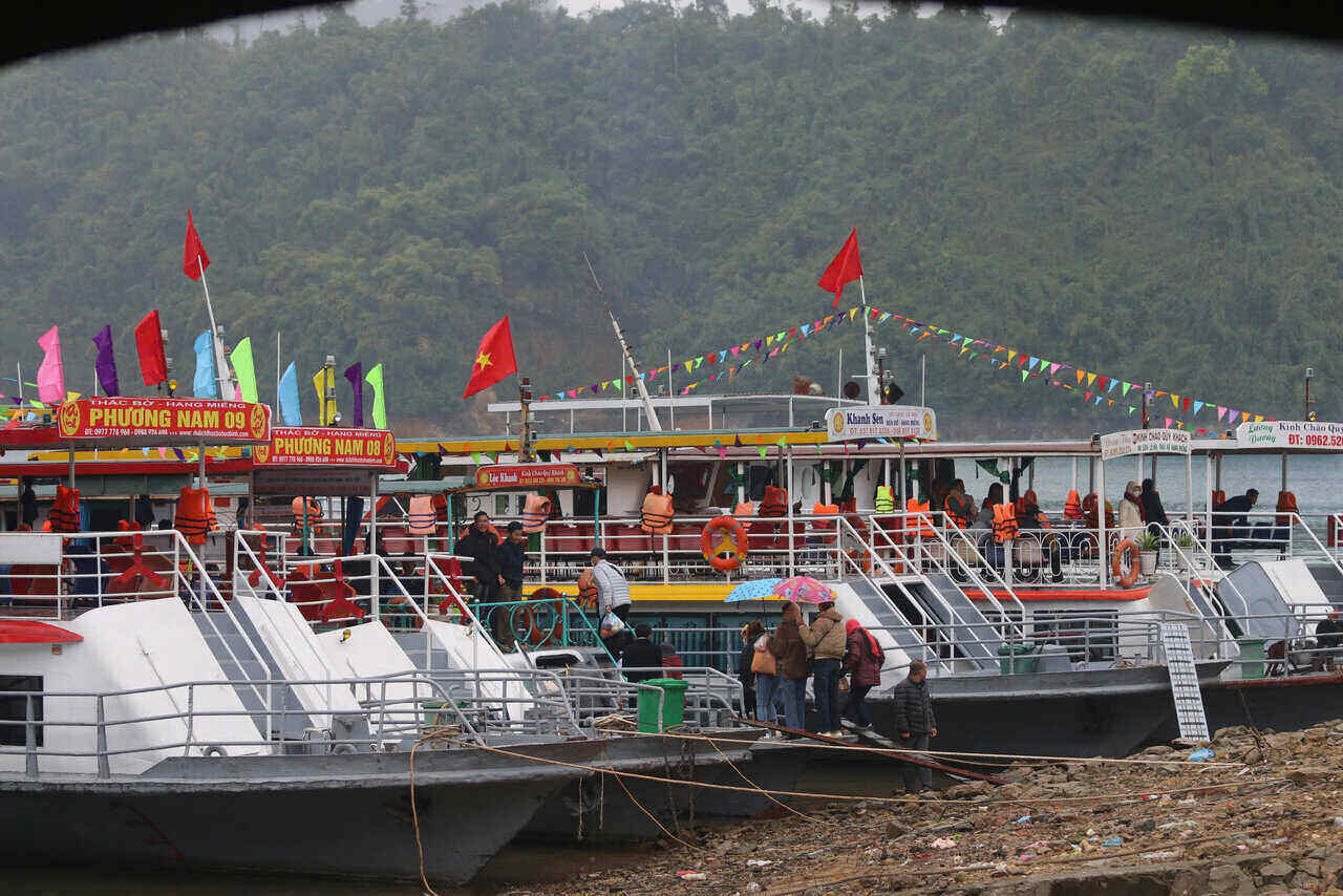 Tai ben cang Thung Nai (xa Thung Nai, huyen Cao Phong) dong nguoi tap nap lan luot xuong thuyen di du xuan long ho Hoa Binh. Anh: Yen San