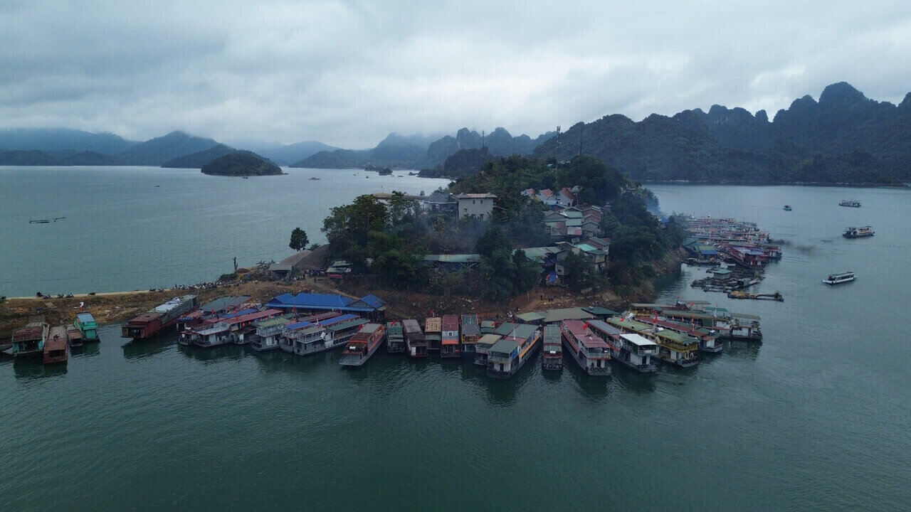 Tau thuyen nuom nuop cho du khach di le den Thac Bo. Anh: Yen San