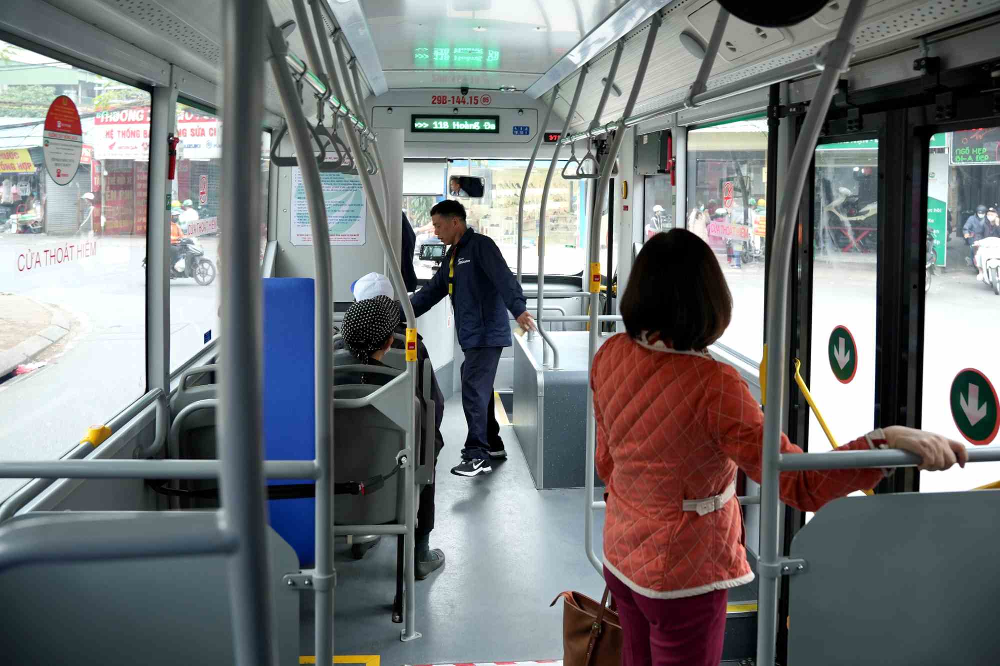 Inside the 05 Mai Dong electric bus - Hanoi University of Natural Resources and Environment, afternoon of February 12. Photo: Huu Chanh