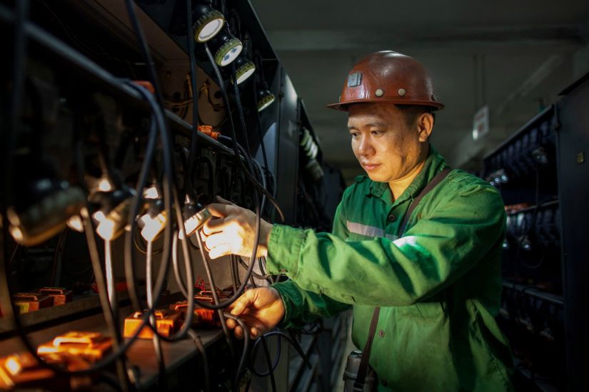 Mr. Nguyen Quoc Dan prepared tools before entering the furnace. Photo: Duong Huy