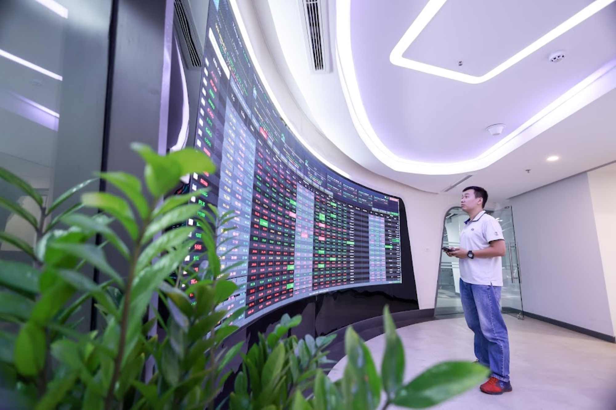 VN-Index seeks momentum to surpass the 1,300-point mark. Photo: Hai Nguyen