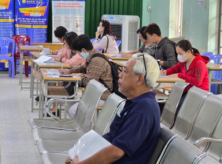 On the morning of February 12, very few workers completed procedures for unemployment insurance at the Ho Chi Minh City Employment Service Center. Photo: Nam Duong