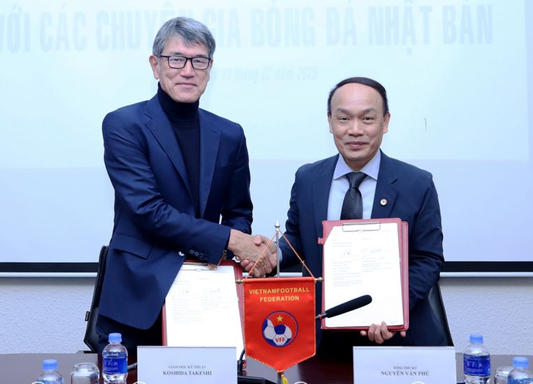 Vietnam Football Federation extends contract with Technical Director Koshida Takeshi. Photo: VFF