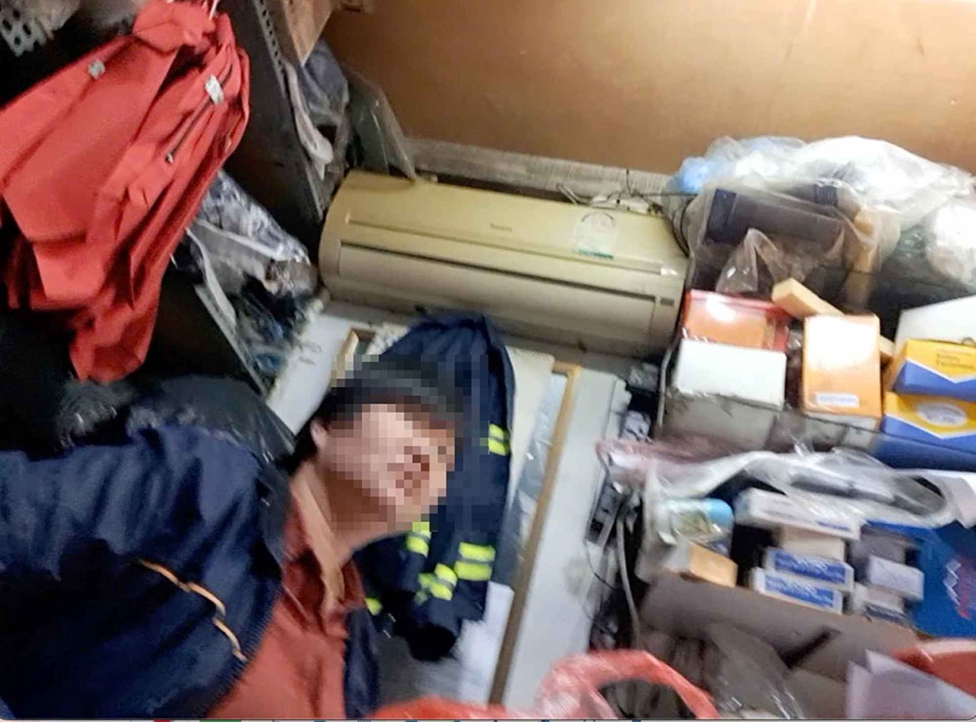 Employees of Nykaya Vietnam Company are selling invoices to reporters. Photo: Thuy Duong