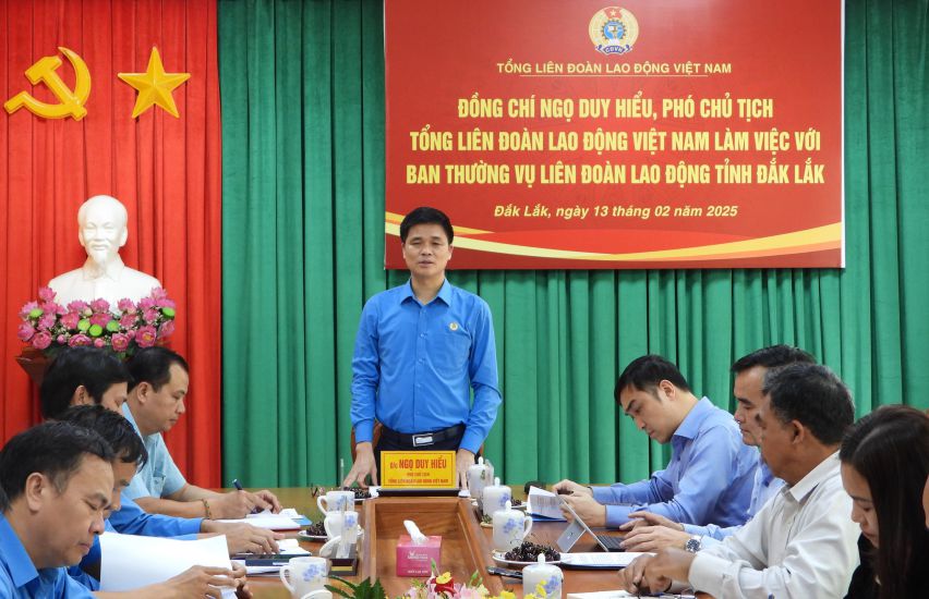 The working delegation of the Vietnam General Confederation of Labor led by Vice President Ngo Duy Hieu worked with the Standing Committee of the Dak Lak Provincial Labor Federation. Photo: Bao Trung