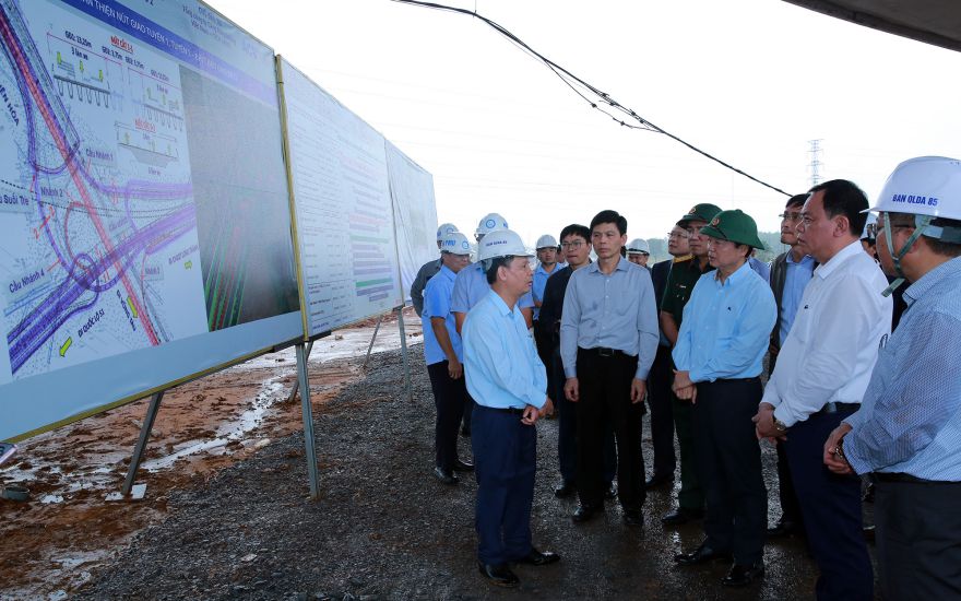 Member of the Party Central Committee, Deputy Prime Minister Tran Hong Ha and the working delegation conducted a surprise inspection at the Bien Hoa - Vung Tau expressway intersection. Photo: VGP