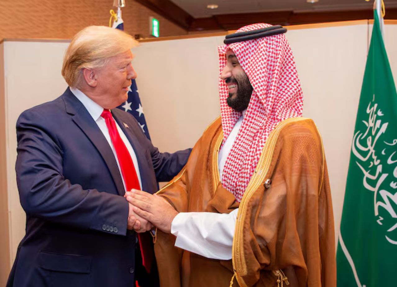 Thai tu Saudi Arabia Mohammed bin Salman bat tay Tong thong My Donald Trump tai hoi nghi thuong dinh G20 o Nhat Ban, ngay 29.6.2019. Anh: Saudi Royal Court