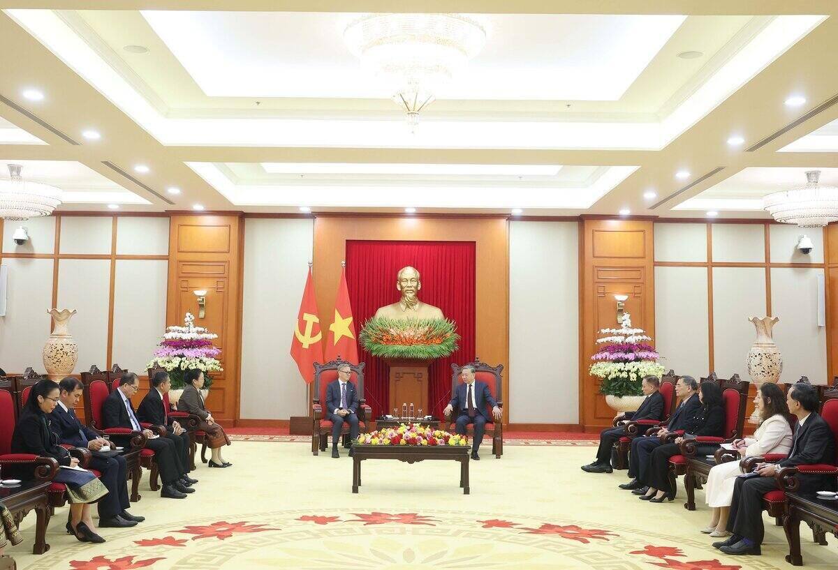 General Secretary To Lam received Lao Party Central Committee member and Foreign Minister Thongsavanh Phomvihane. Photo: VNA