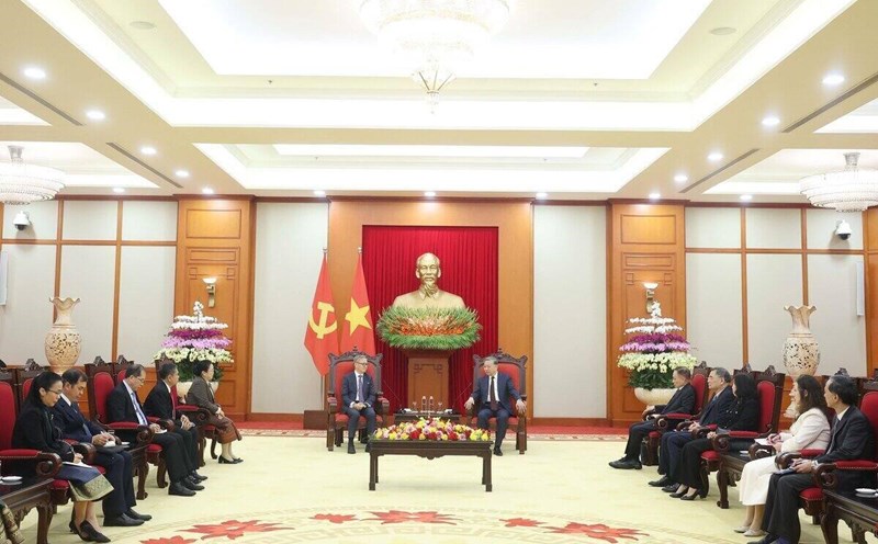 General Secretary To Lam received Lao Party Central Committee member and Foreign Minister Thongsavanh Phomvihane. Photo: VNA
