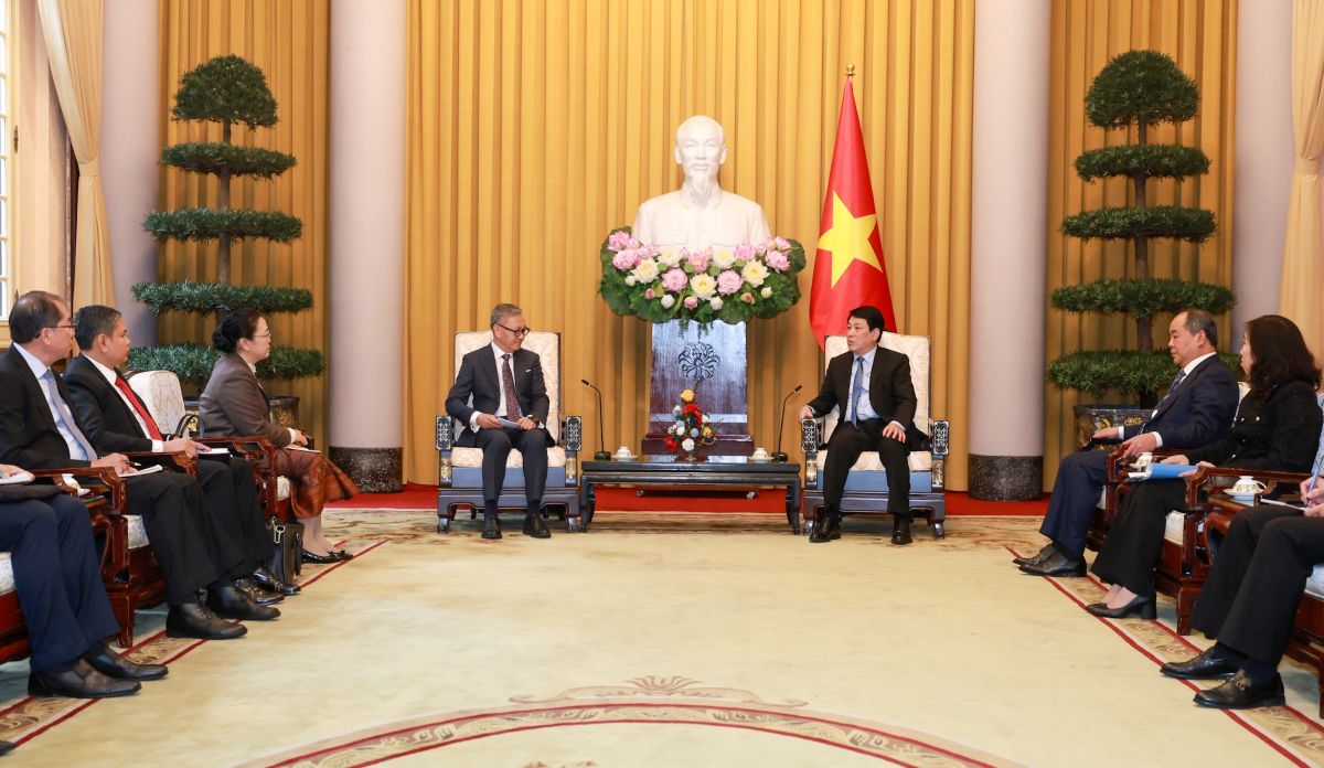 President Luong Cuong receives Lao Foreign Minister Thongsavanh Phomvihane. Photo: Hai Nguyen