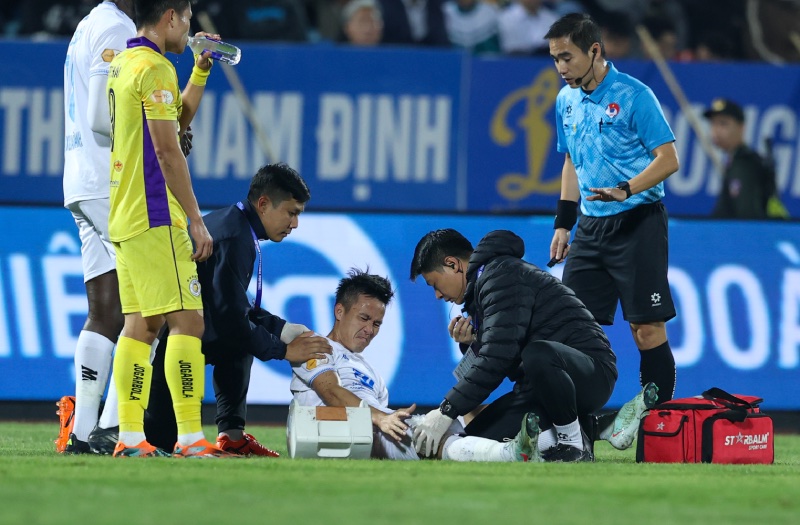 Midfielder To Van Vu of Nam Dinh suffered a torn anterior cruciate ligament. Photo: Hoang Linh