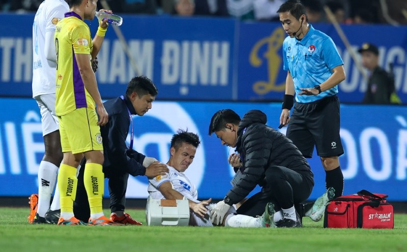 Midfielder To Van Vu of Nam Dinh suffered a torn anterior cruciate ligament. Photo: Hoang Linh