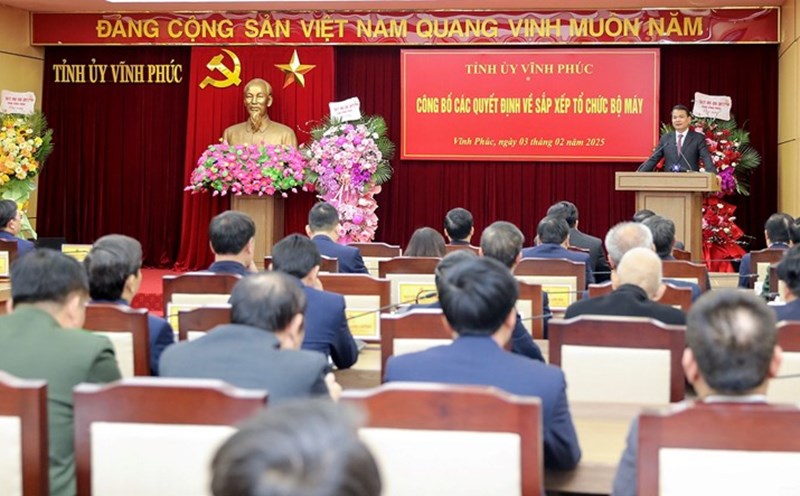The conference announced decisions on reorganizing the apparatus of organizations and agencies of the Vinh Phuc Provincial Party bloc. Photo: Khanh Linh