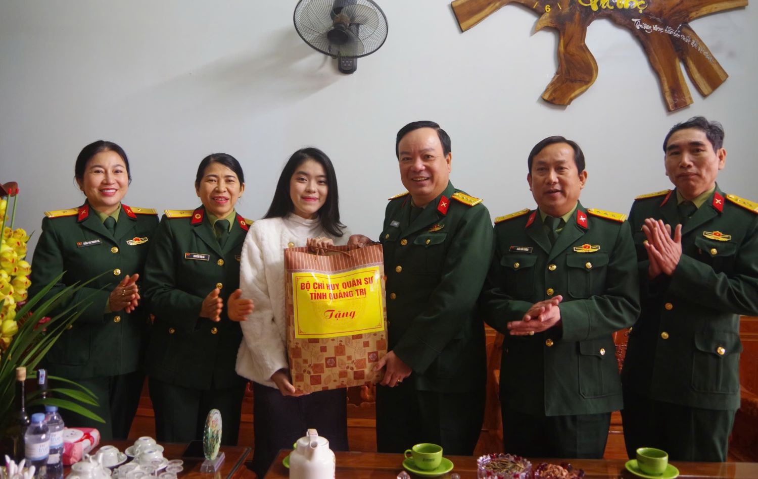 The Quang Tri Provincial Military Command visited and encouraged Thao Nhi to join the army. Photo: Huu Thinh