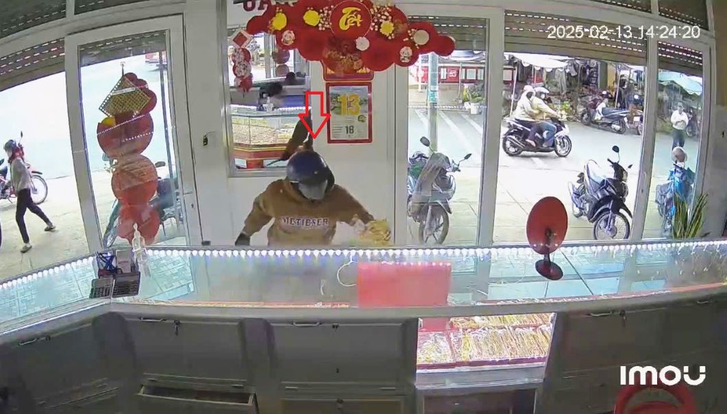 The robbers stole about 30 taels of gold. Photo: Lam Hong