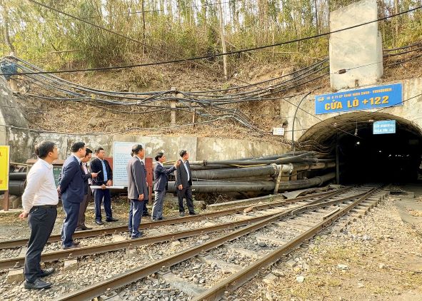 Leaders of Uong Bi City, Quang Ninh Province and Vang Danh Coal Joint Stock Company surveyed the area of the furnace to study opening tourism products. Photo: Cong tin Uong Bi