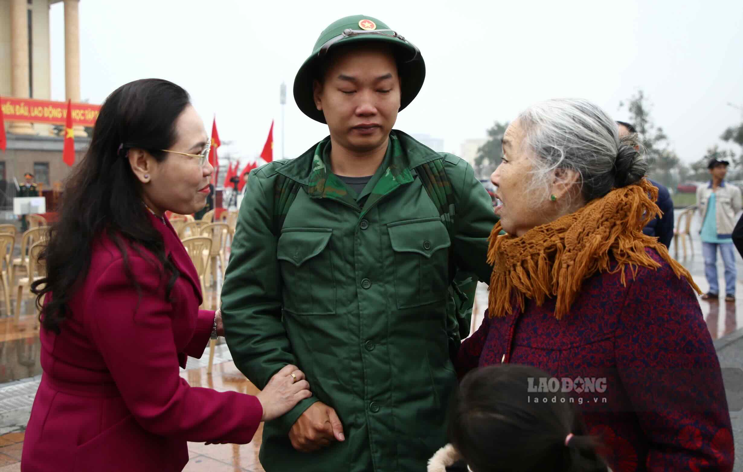 Ba Pham Thi Han - Bi thu Thanh uy Dong Hoi dong vien gia dinh, cong dan len duong nhap ngu. Anh: Cong Sang