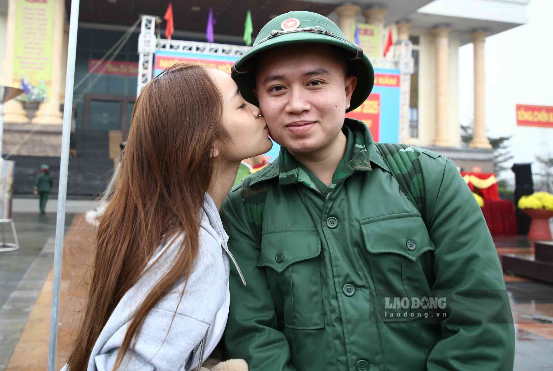 Cong dan Tran Tien Phi - TP Dong Hoi, sau khi hoc xong Dai hoc da len duong nhap ngu. Anh: Cong Sang