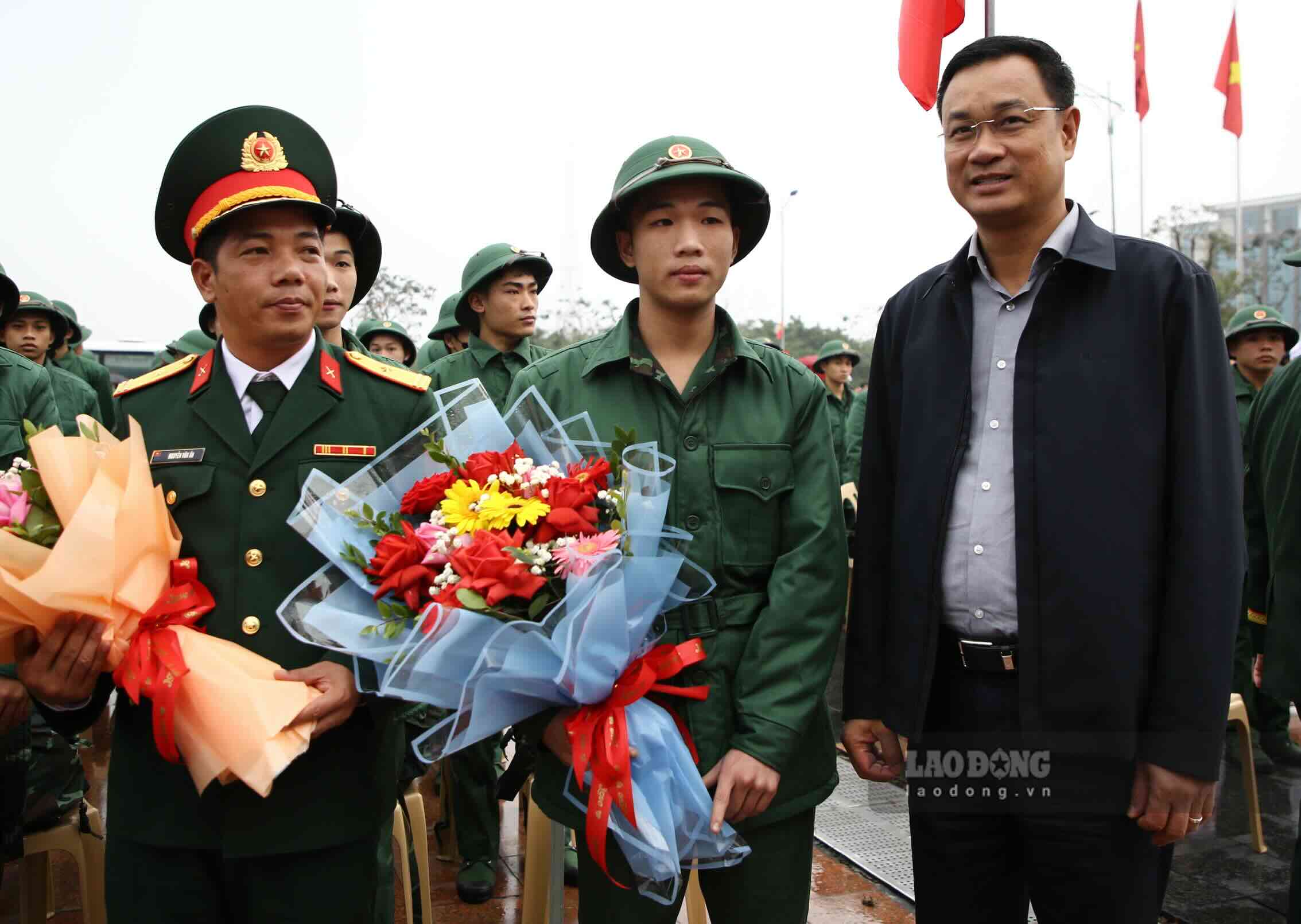 Bi thu Tinh uy Quang Binh Le Ngoc Quang tang hoa, dong vien cong dan len duong nhap ngu. Anh: Cong Sang