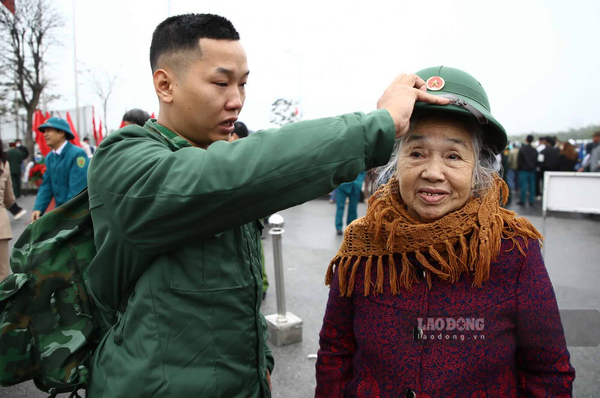 Rookie Le Quang Van with his grandmother before leaving for military service. Photo: Cong Sang