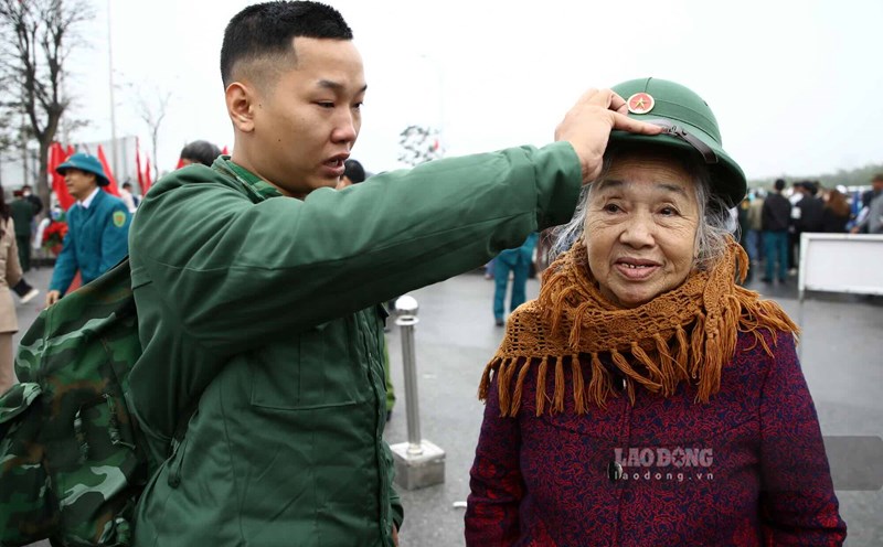 Rookie Le Quang Van with his grandmother before leaving for military service. Photo: Cong Sang