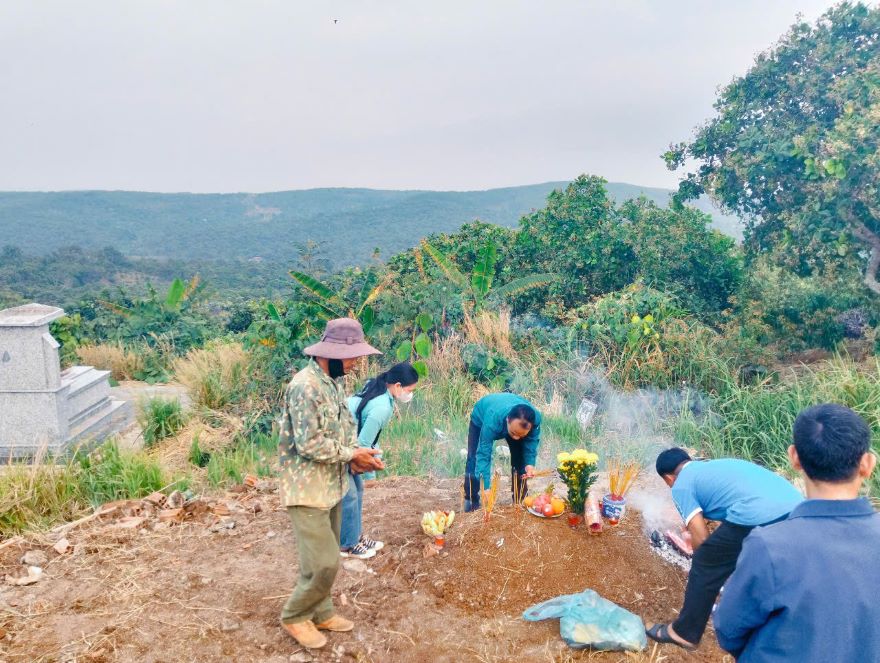 Local authorities have organized a burial for the body discovered in the area. Photo: Bao Lam